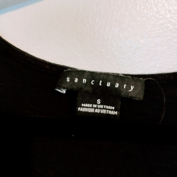 Sanctuary black babydoll tank top with vneck size small, has a small hole shown - Picture 4 of 5